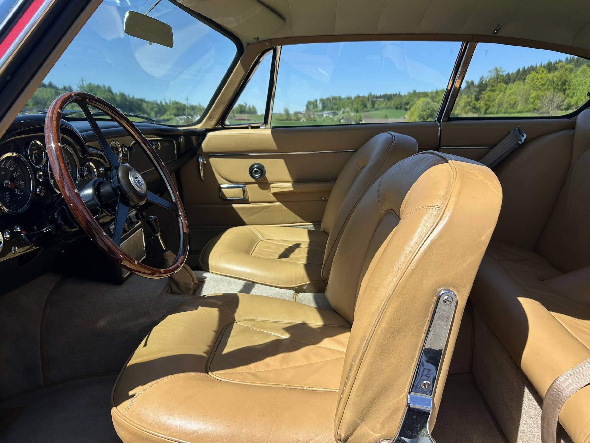 ASTON MARTIN DB6-image-6