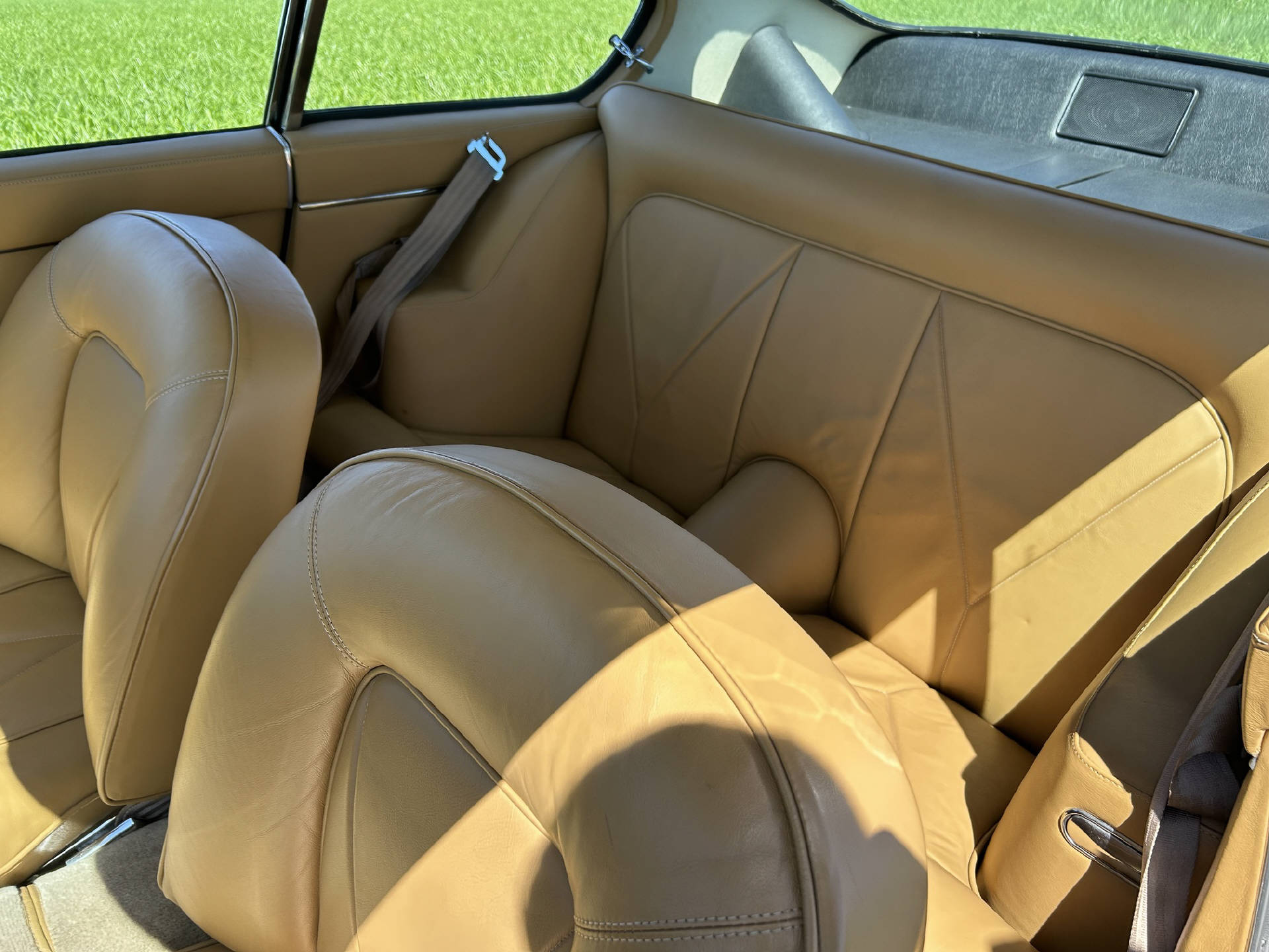 ASTON MARTIN DB6-image-8