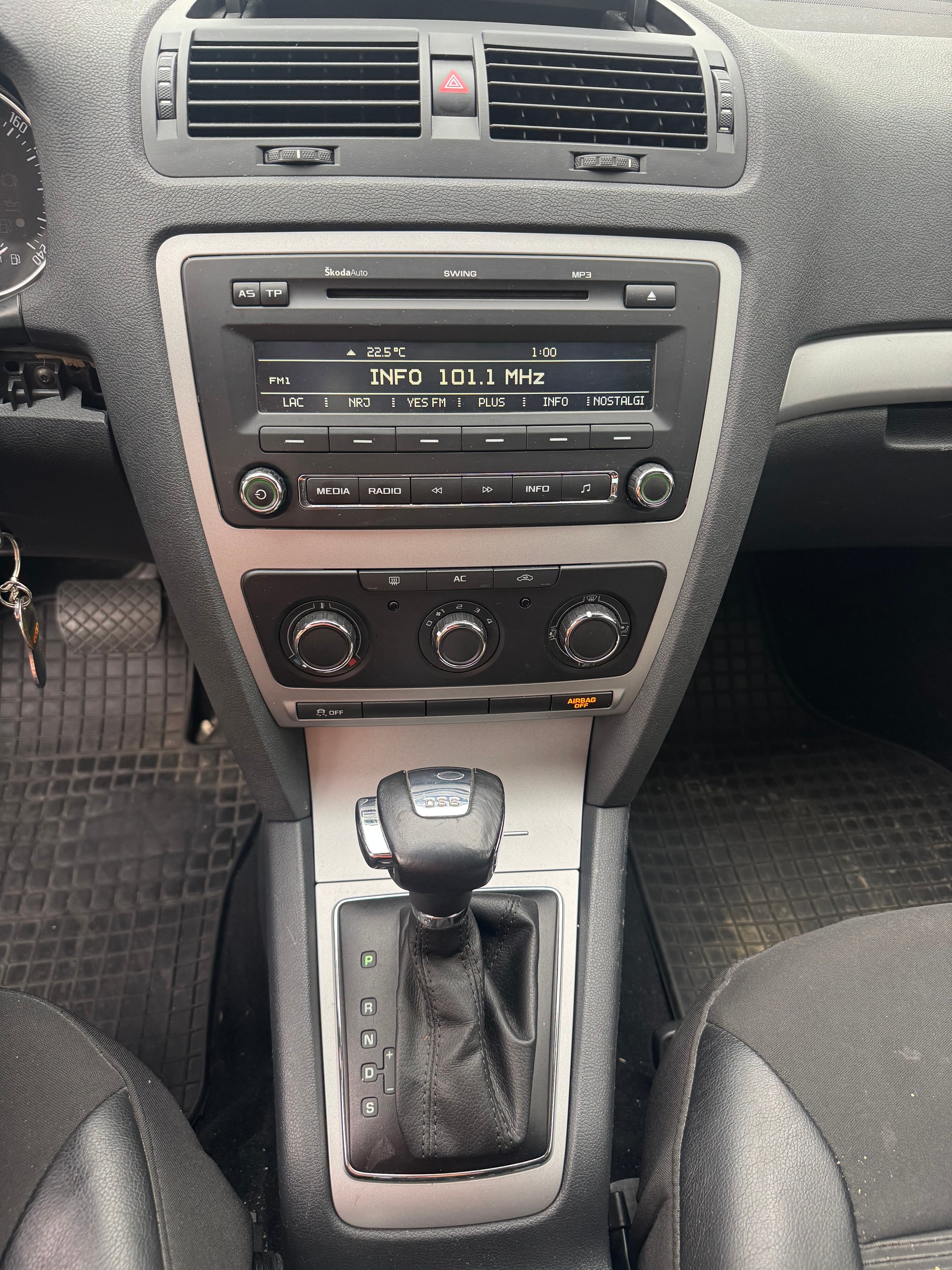 SKODA Octavia Combi 2.0 TDI Family DSG - EXPORT-image-11