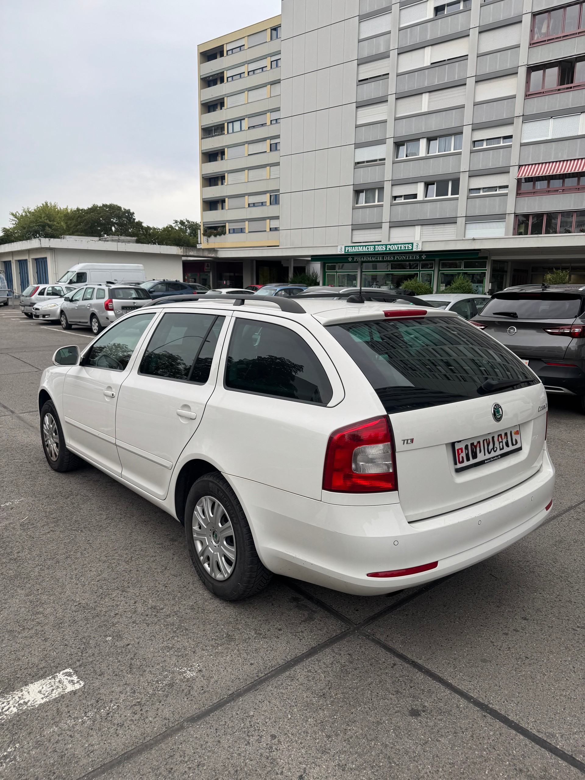 SKODA Octavia Combi 2.0 TDI Family DSG - EXPORT-image-3