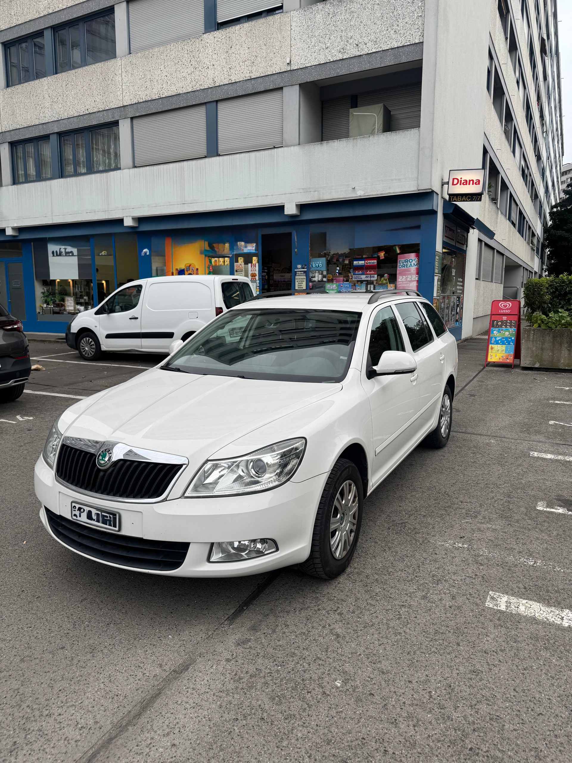 SKODA Octavia Combi 2.0 TDI Family DSG - EXPORT-image-1