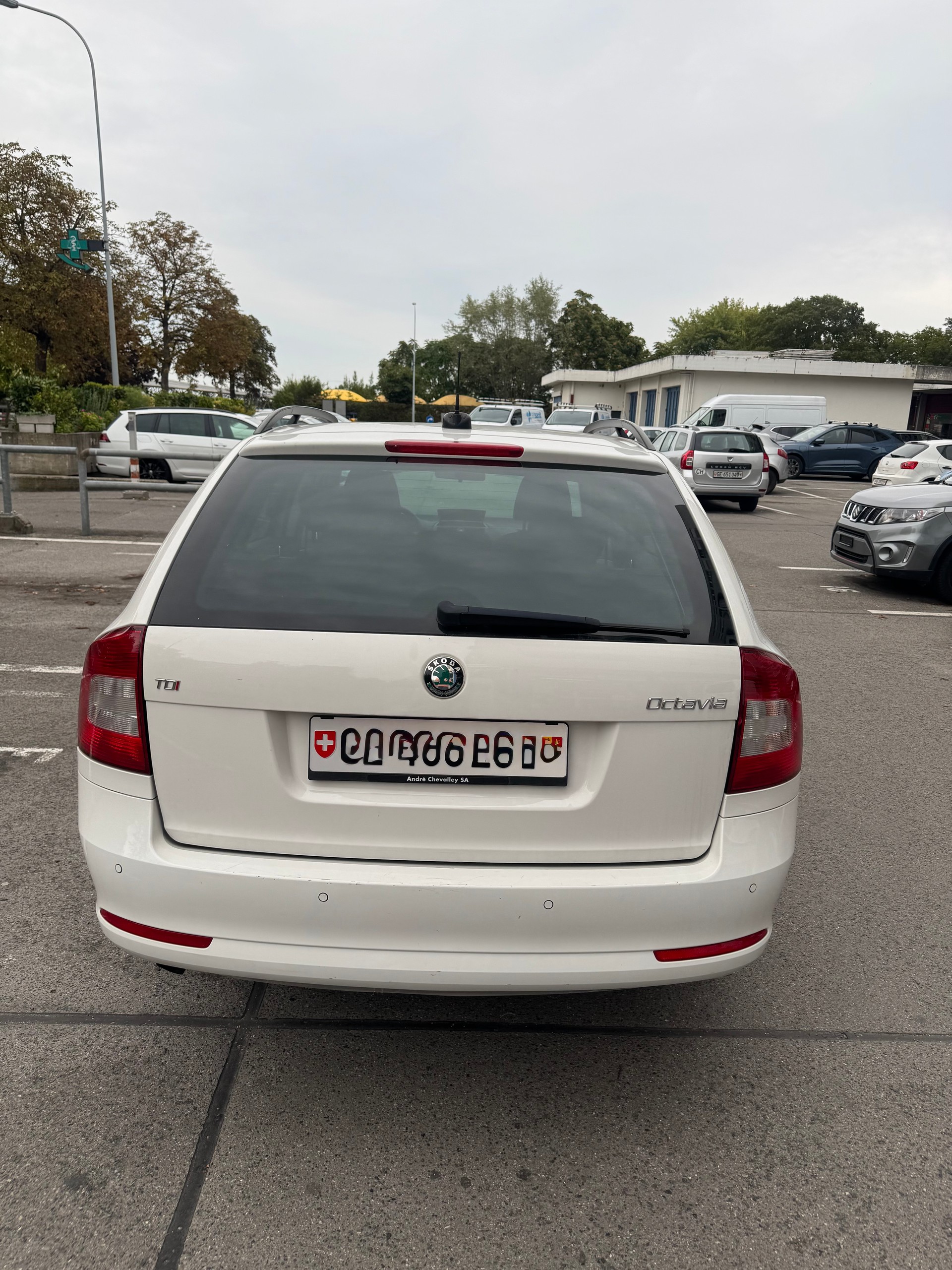 SKODA Octavia Combi 2.0 TDI Family DSG - EXPORT-image-4