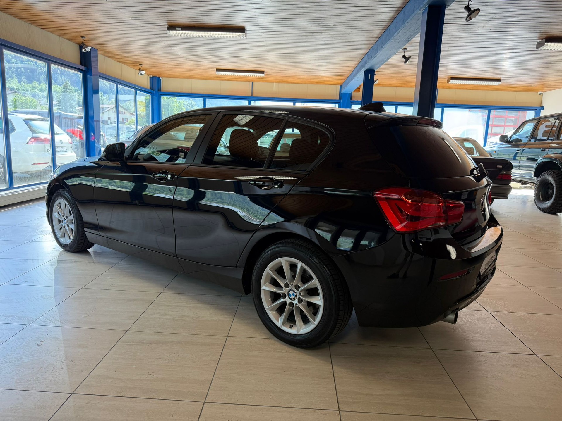 BMW 118d xDrive-image-6