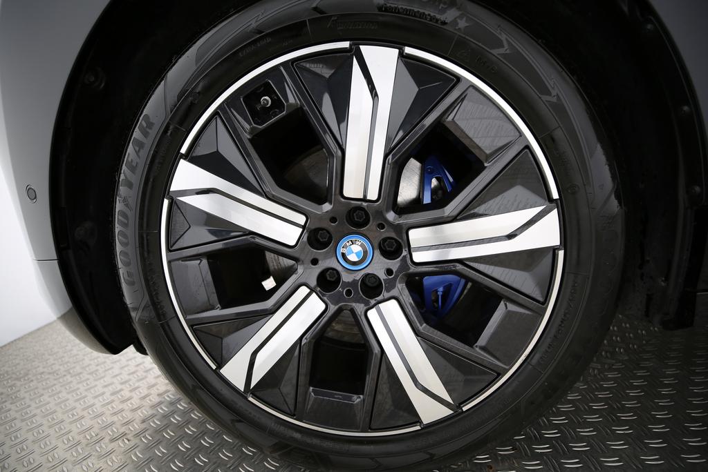 BMW iX xDrive50-image-17
