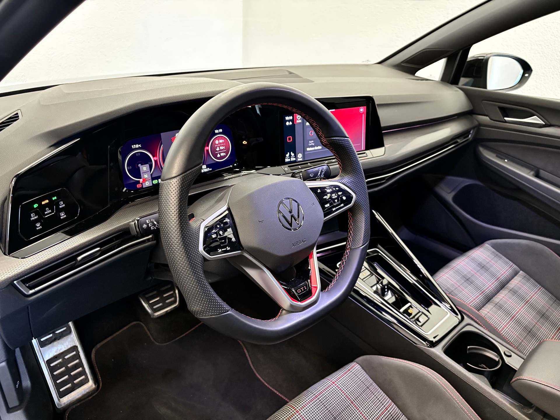 VW Golf 2.0 TSI GTI DSG "ALL BLACK"-image-18