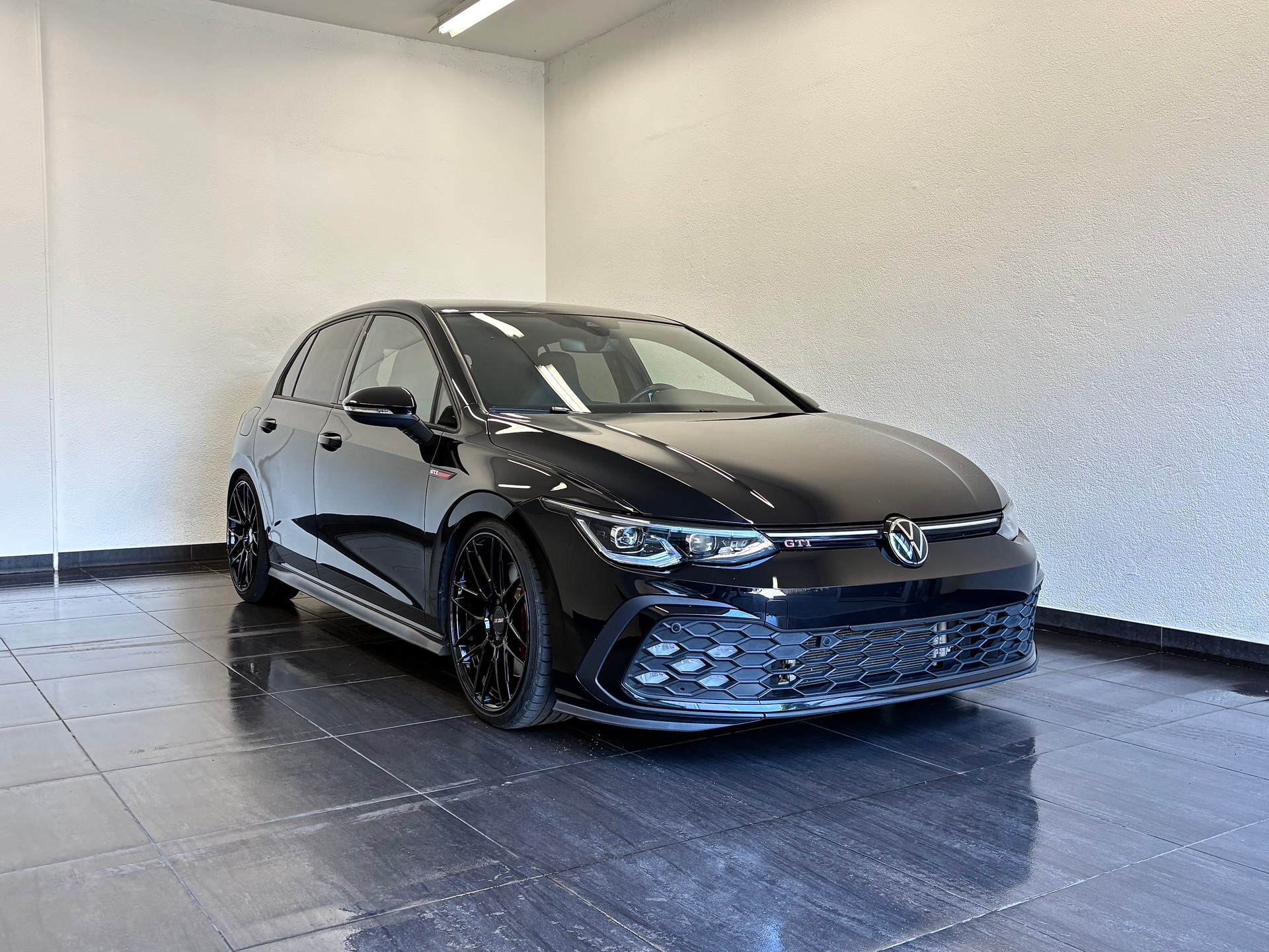 VW Golf 2.0 TSI GTI DSG "ALL BLACK"-showroom-element-1
