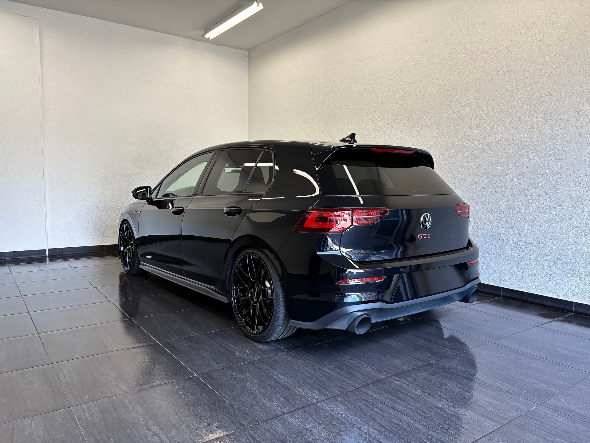 VW Golf 2.0 TSI GTI DSG "ALL BLACK"-image-12