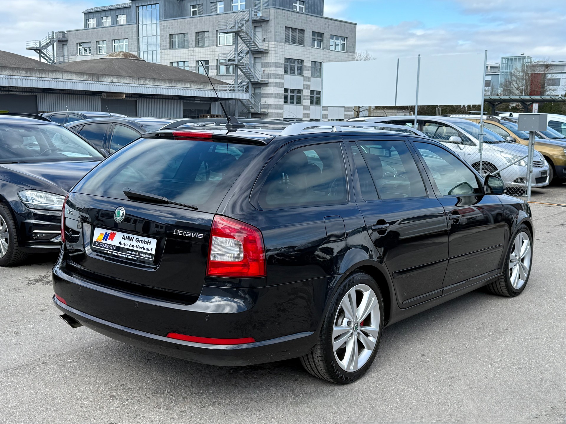 SKODA Octavia Combi 2.0 TSI RS DSG / Leder / PDC / Navi / 18 Zoll / HiFi Soundsystem-image-3