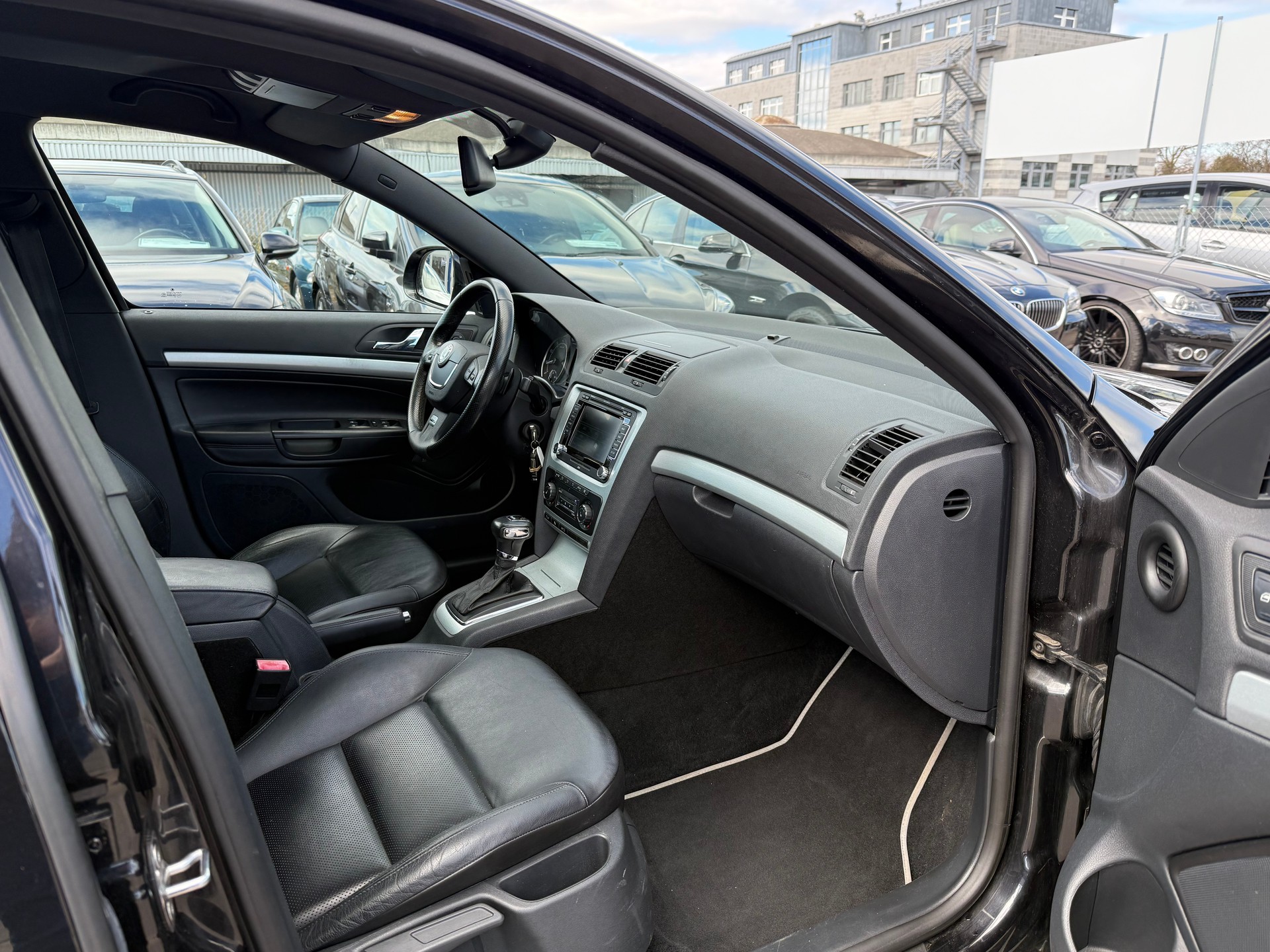 SKODA Octavia Combi 2.0 TSI RS DSG / Leder / PDC / Navi / 18 Zoll / HiFi Soundsystem-image-5