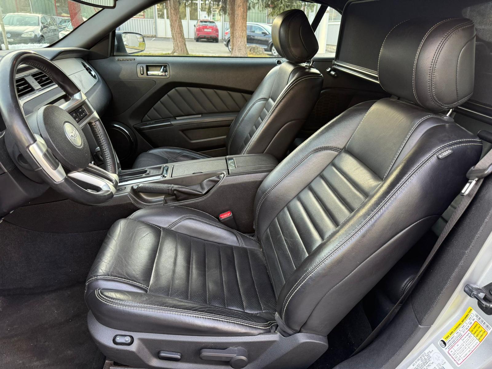 FORD MUSTANG 3.7 Cabrio-image-12