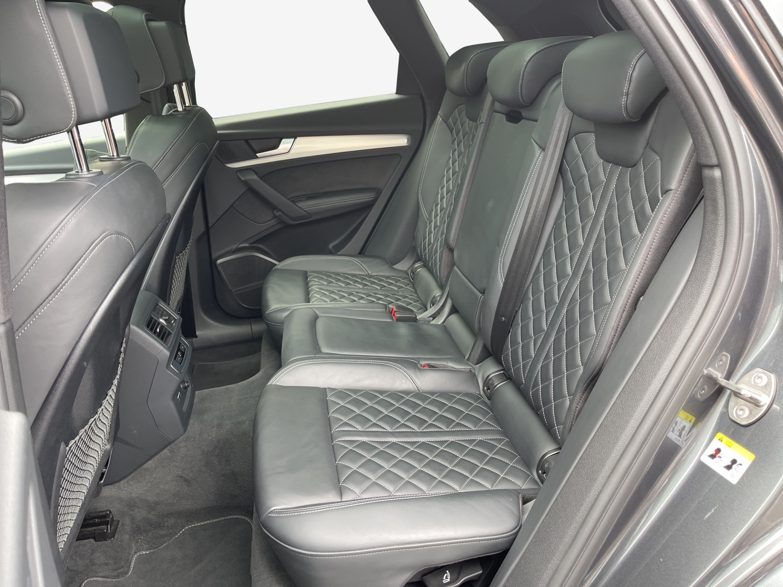 AUDI Q5 40 TDI Black Edition quattro S-tronic-image-11
