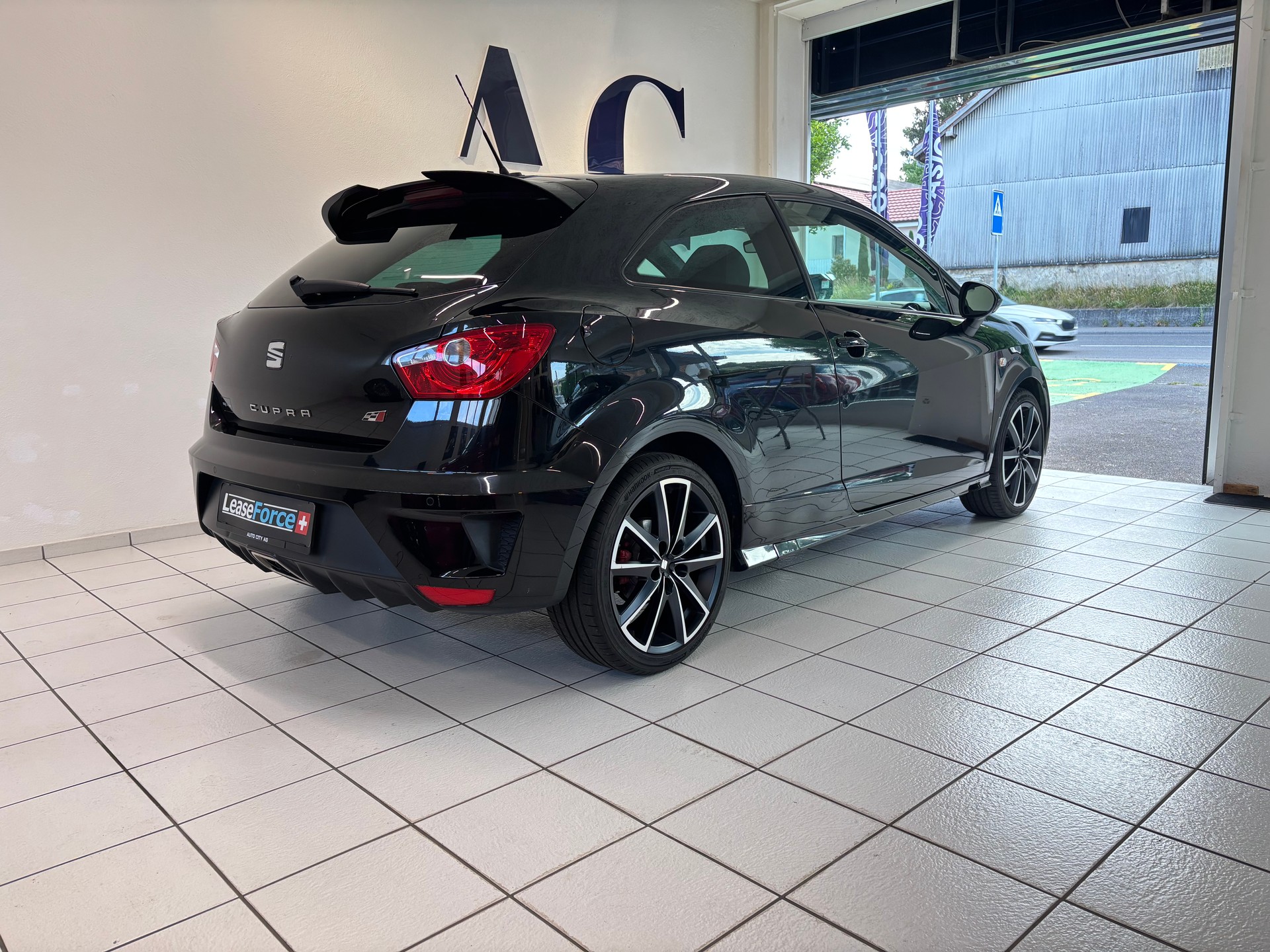 SEAT Ibiza SC 1.8 TSI Cupra-image-1