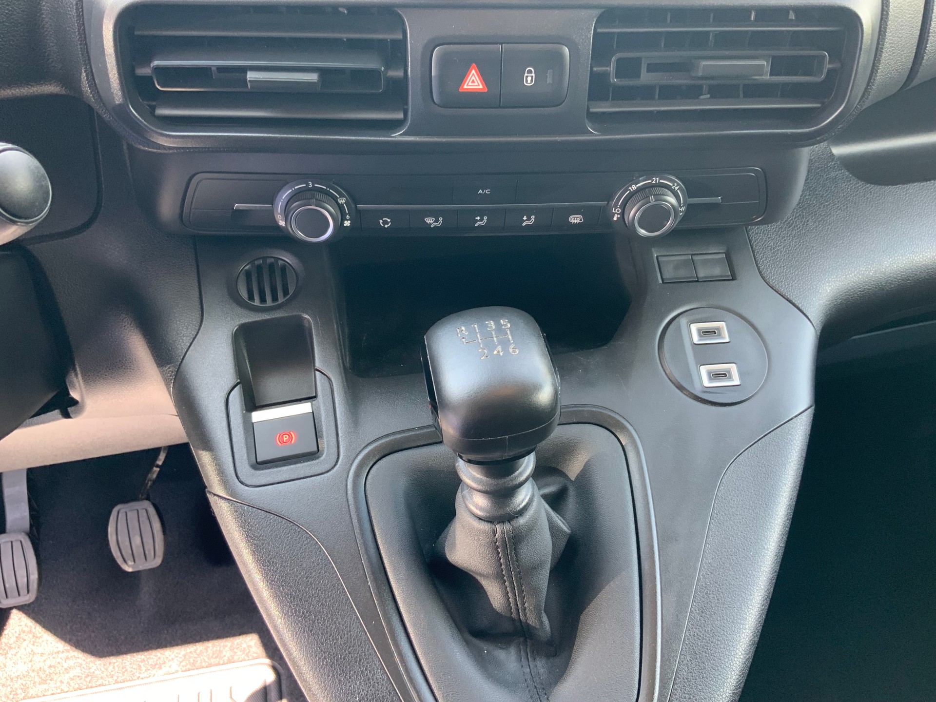 PEUGEOT Partner 1.2 Pure Tech 110 Standard 650kg-image-8