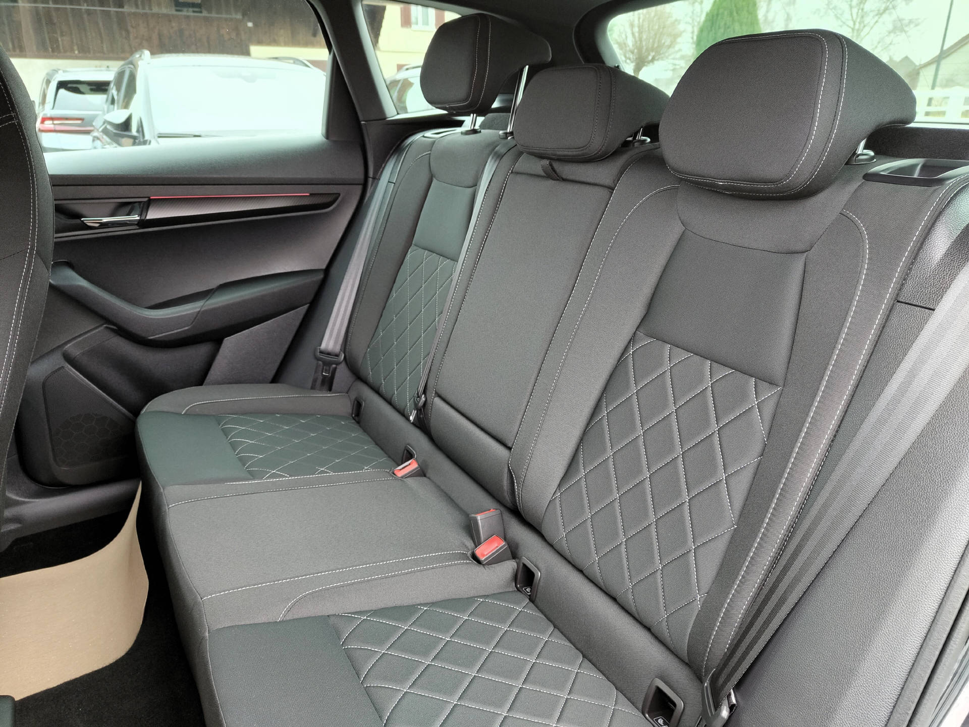 SKODA Karoq 2.0 TDI SportLine 4x4 DSG-image-6