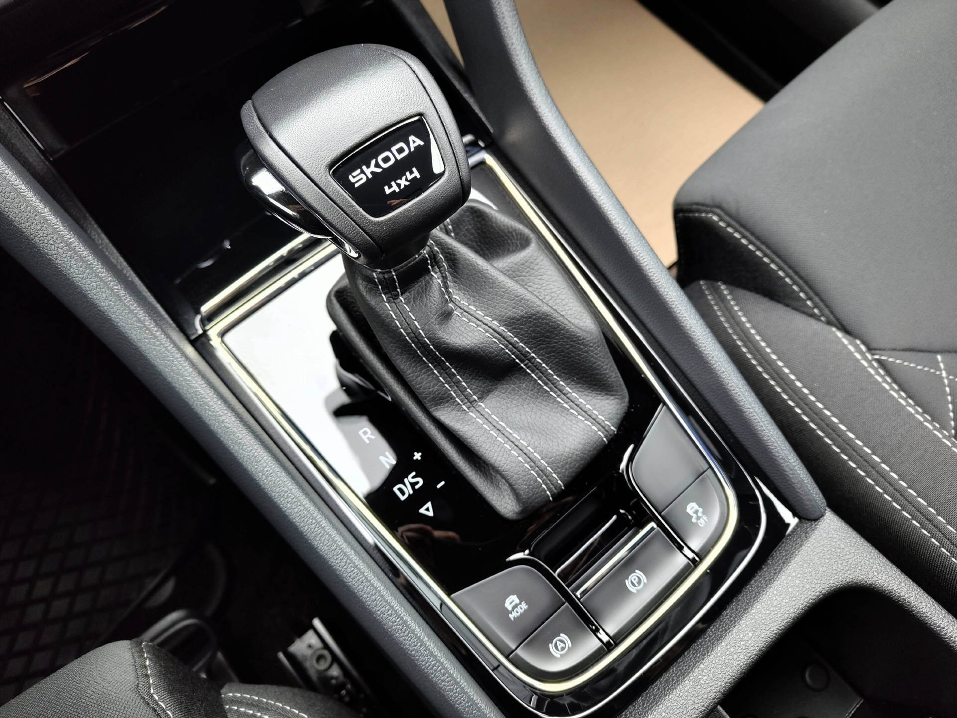 SKODA Karoq 2.0 TDI SportLine 4x4 DSG-image-10