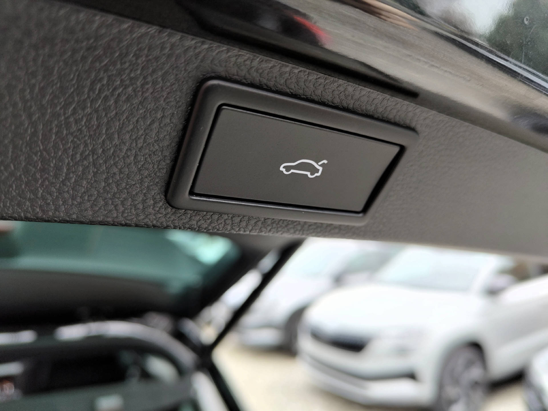 SKODA Karoq 2.0 TDI SportLine 4x4 DSG-image-13