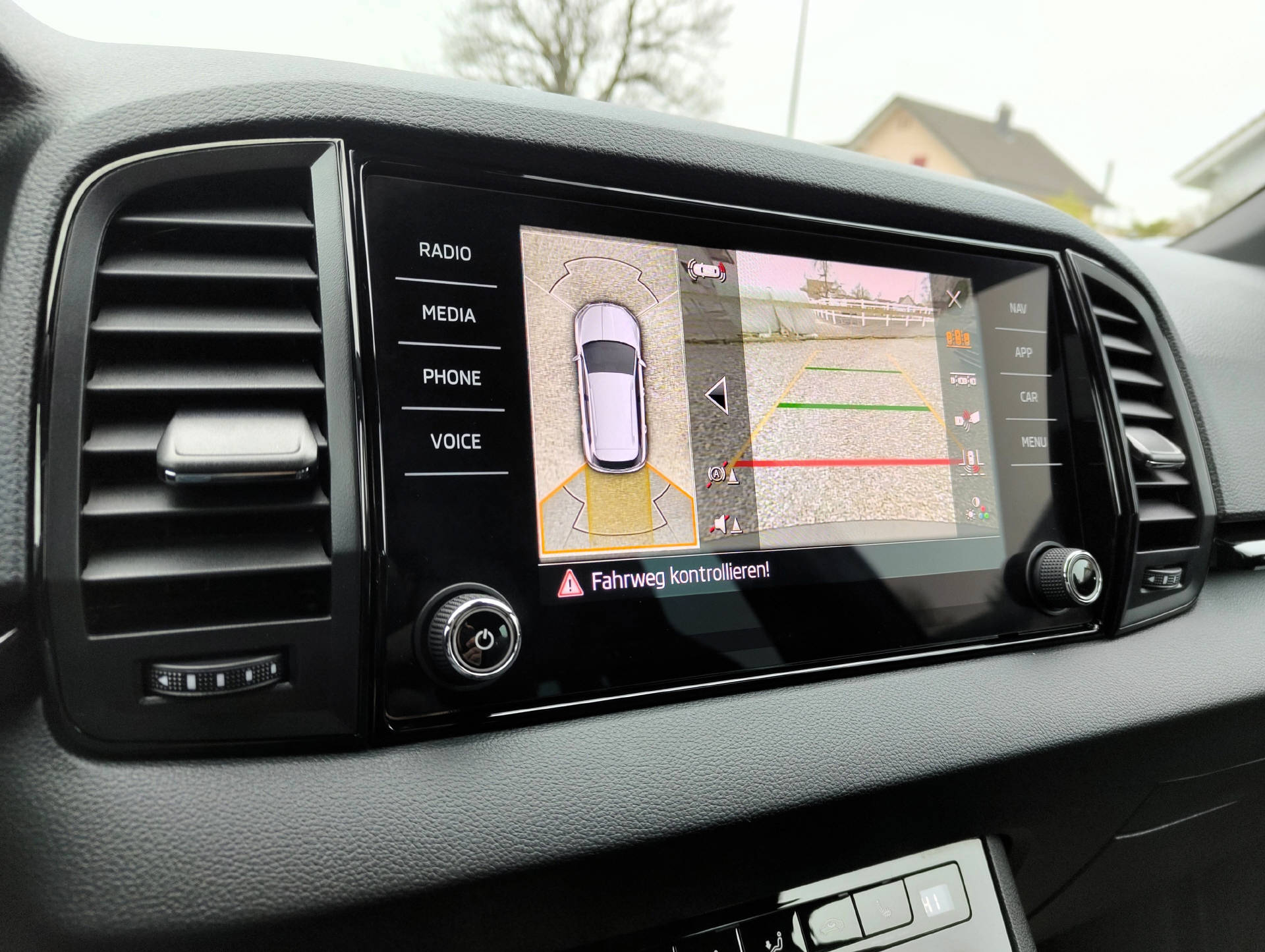 SKODA Karoq 2.0 TDI SportLine 4x4 DSG-image-8
