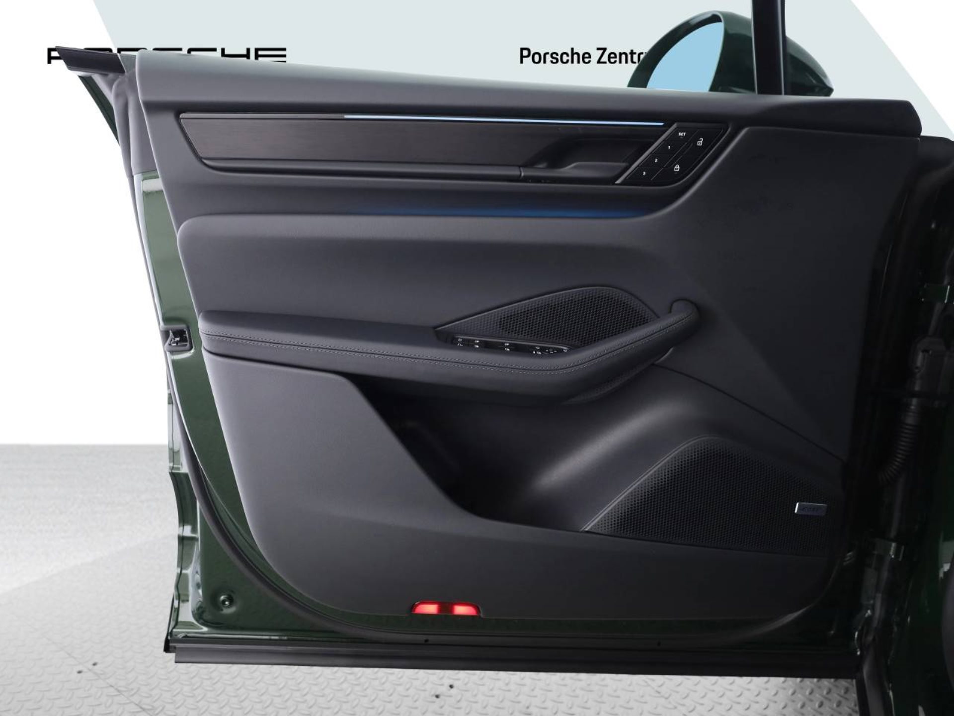 PORSCHE Macan 4S-image-12