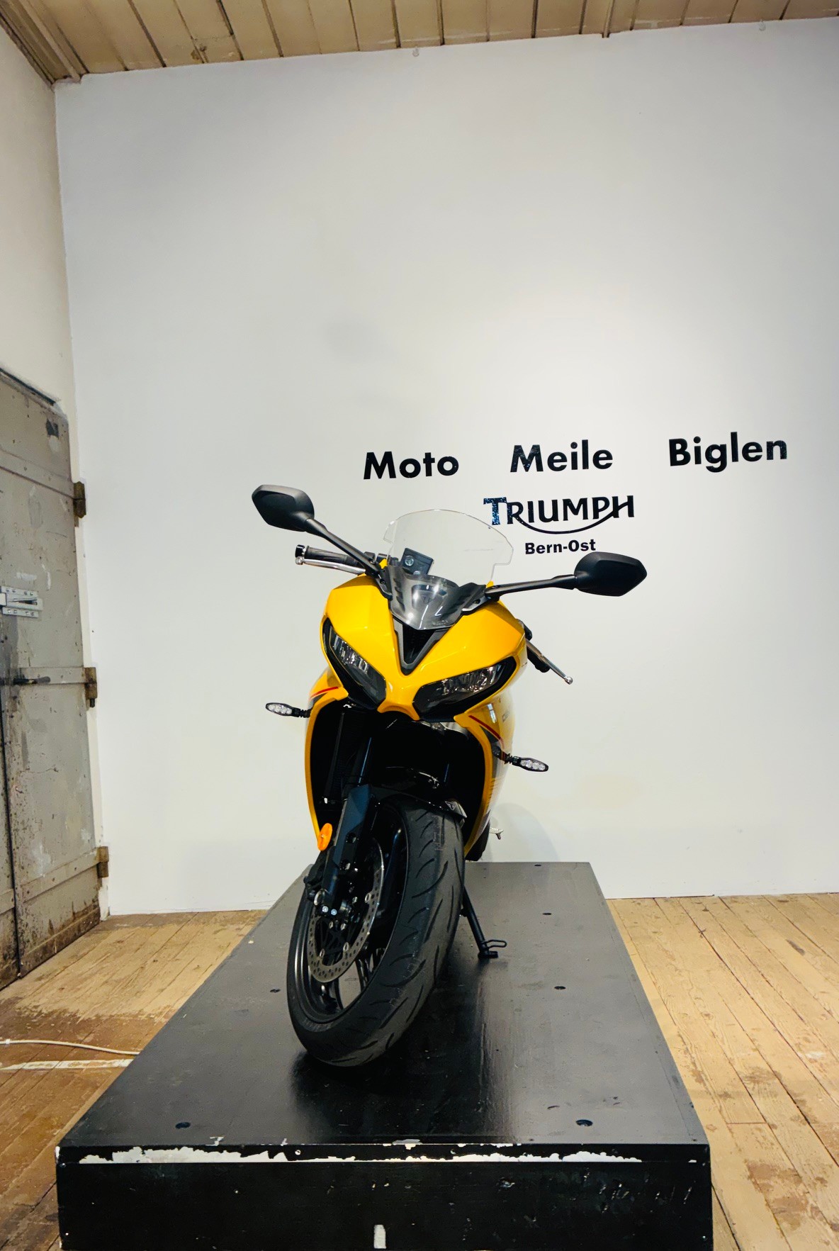 TRIUMPH Daytona 660-showroom-element-1