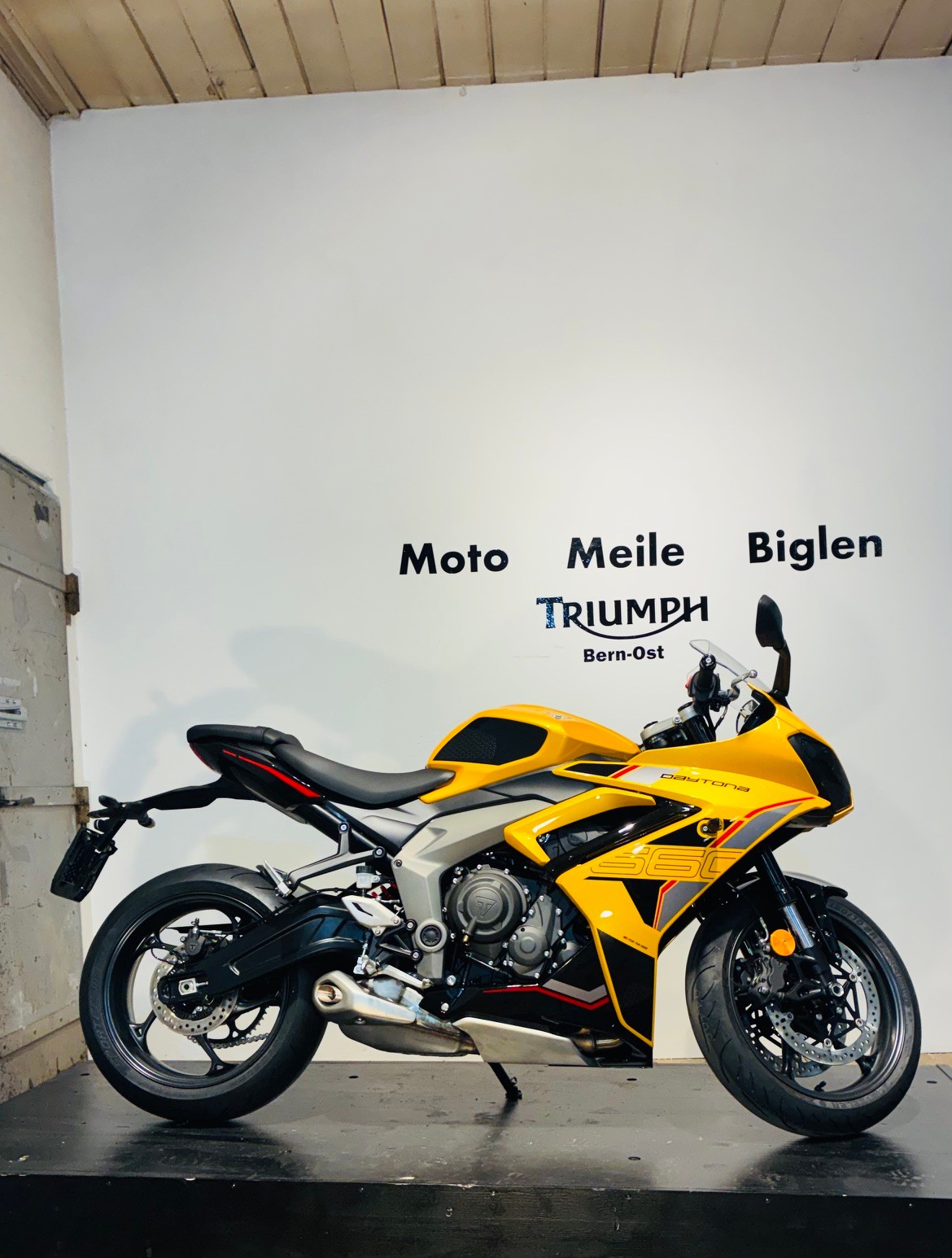TRIUMPH Daytona 660-showroom-element-3