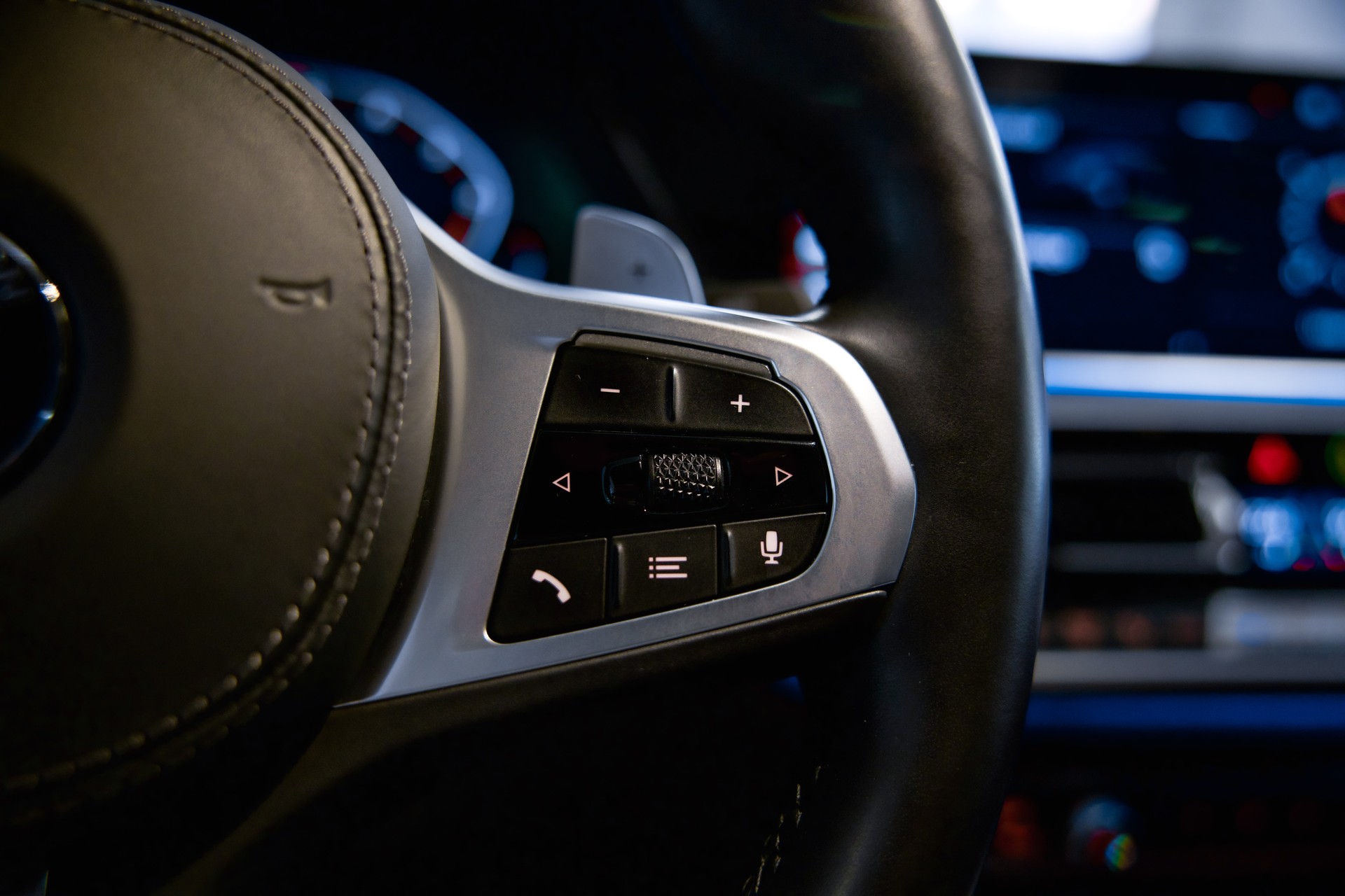 BMW X6 M50d *CH-Fahrzeug mit Gratisservice*-image-28