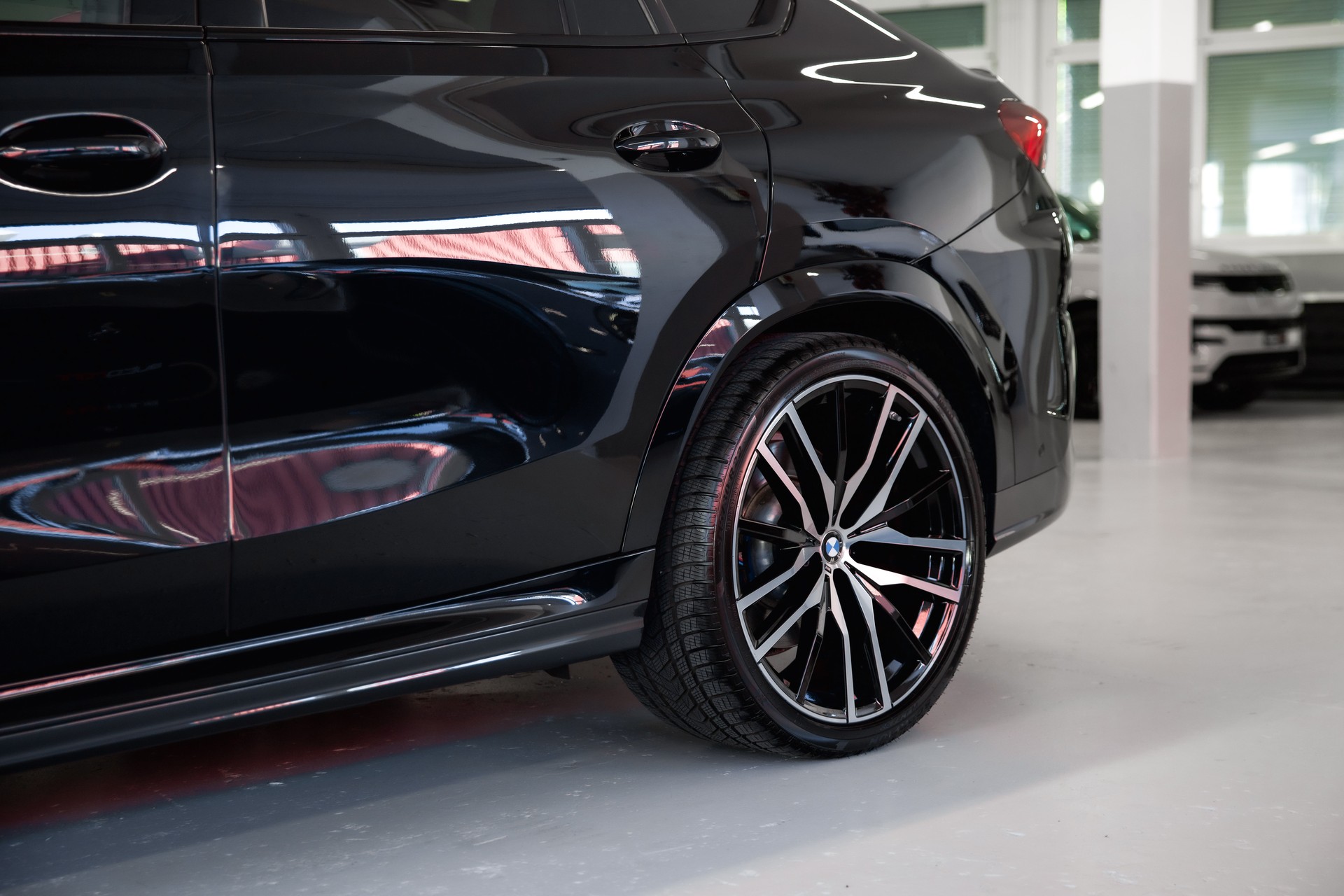 BMW X6 M50d *CH-Fahrzeug mit Gratisservice*-image-16