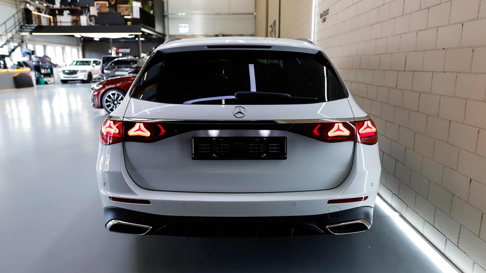 MERCEDES-BENZ E 300 de T 4Matic EQ Hybrid 9G-Tronic-image-6