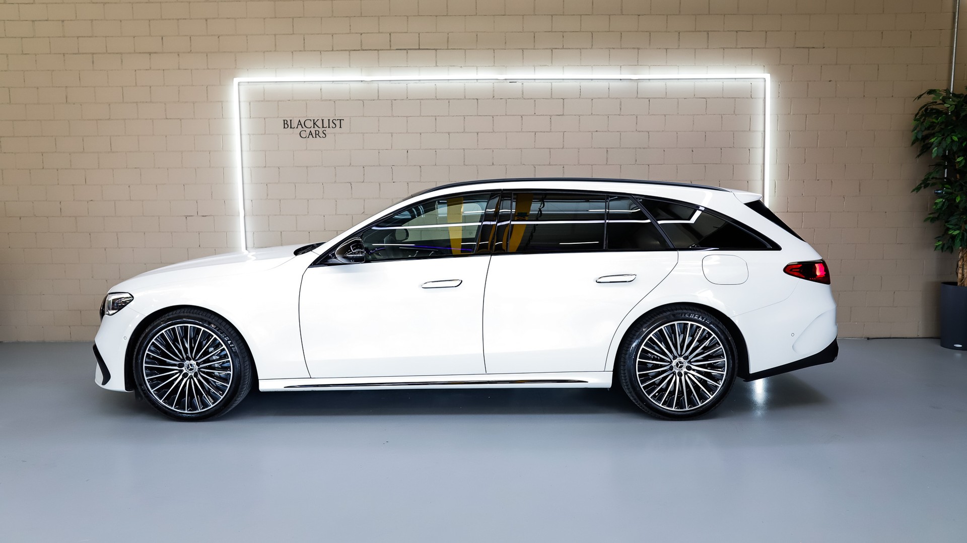 MERCEDES-BENZ E 300 de T 4Matic EQ Hybrid 9G-Tronic-image-4