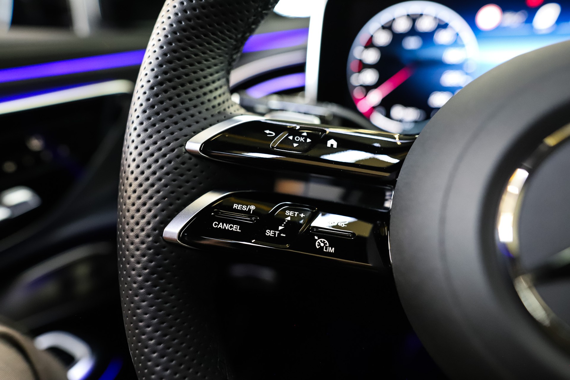 MERCEDES-BENZ E 300 de T 4Matic EQ Hybrid 9G-Tronic-image-16