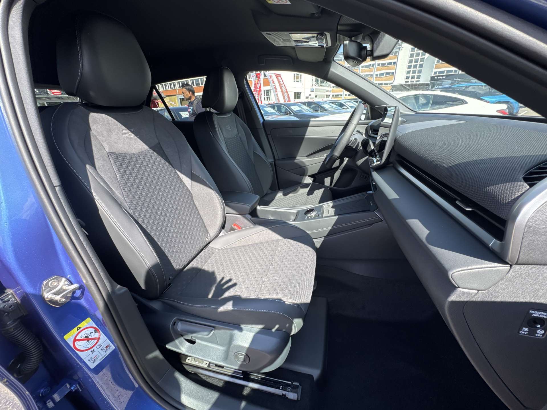 VW T-Roc 1.5 eTSi mHEV R-Line DSG-Automat-image-12