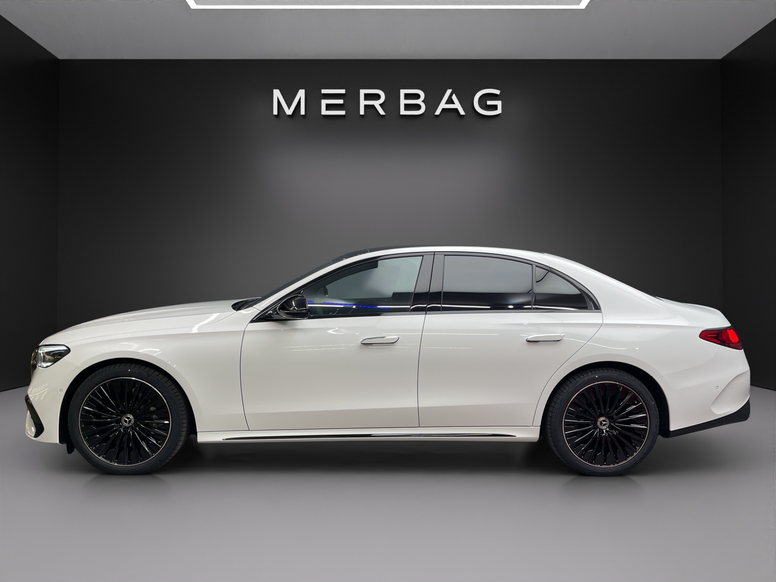 MERCEDES-BENZ E 220 d 4MATIC Limousine-image-1