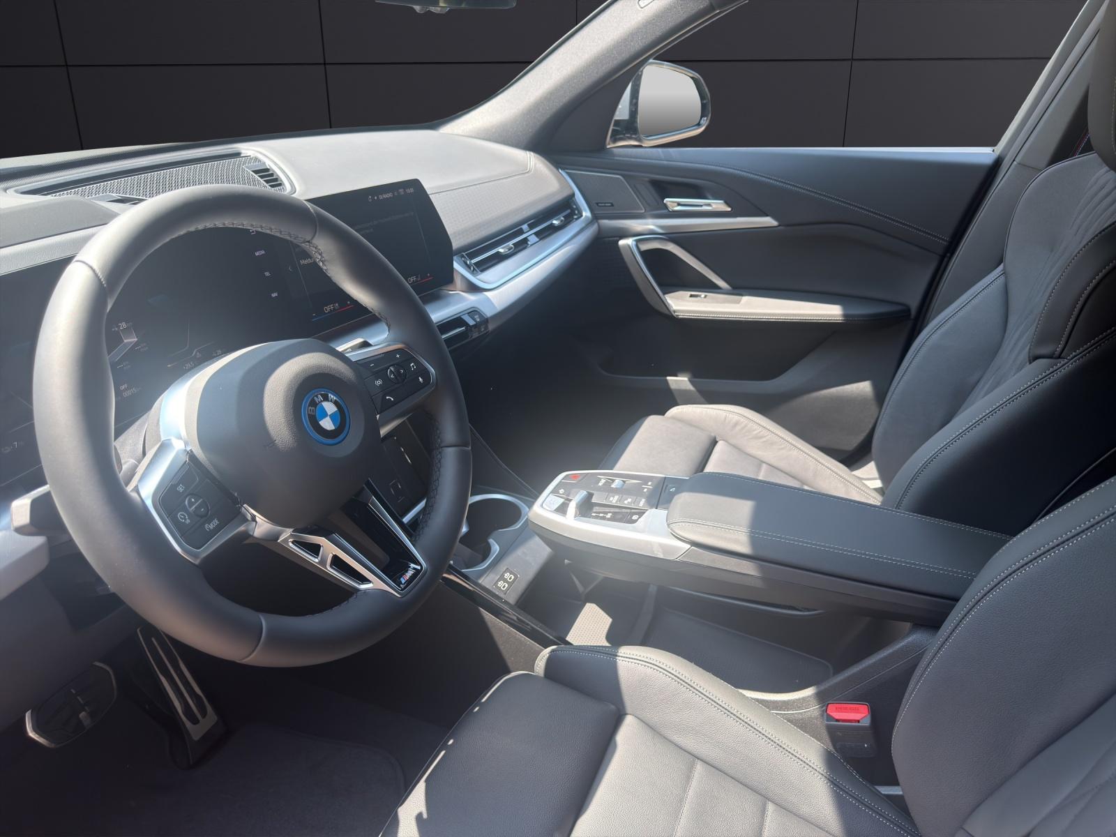 BMW iX2 30 xDrive-showroom-element-1