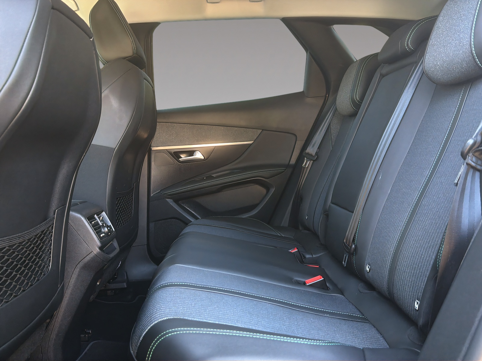 PEUGEOT 3008 1.2 PureTech Allure Pack-image-16