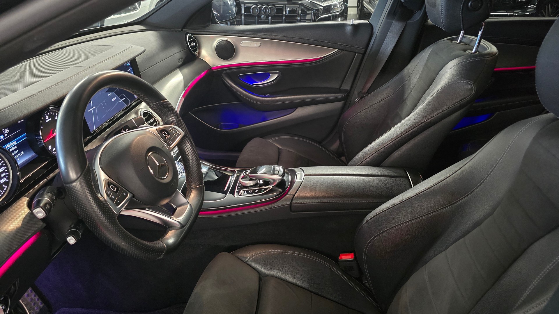 MERCEDES-BENZ E 220 d AMG Line 4Matic 9G-Tronic-image-17