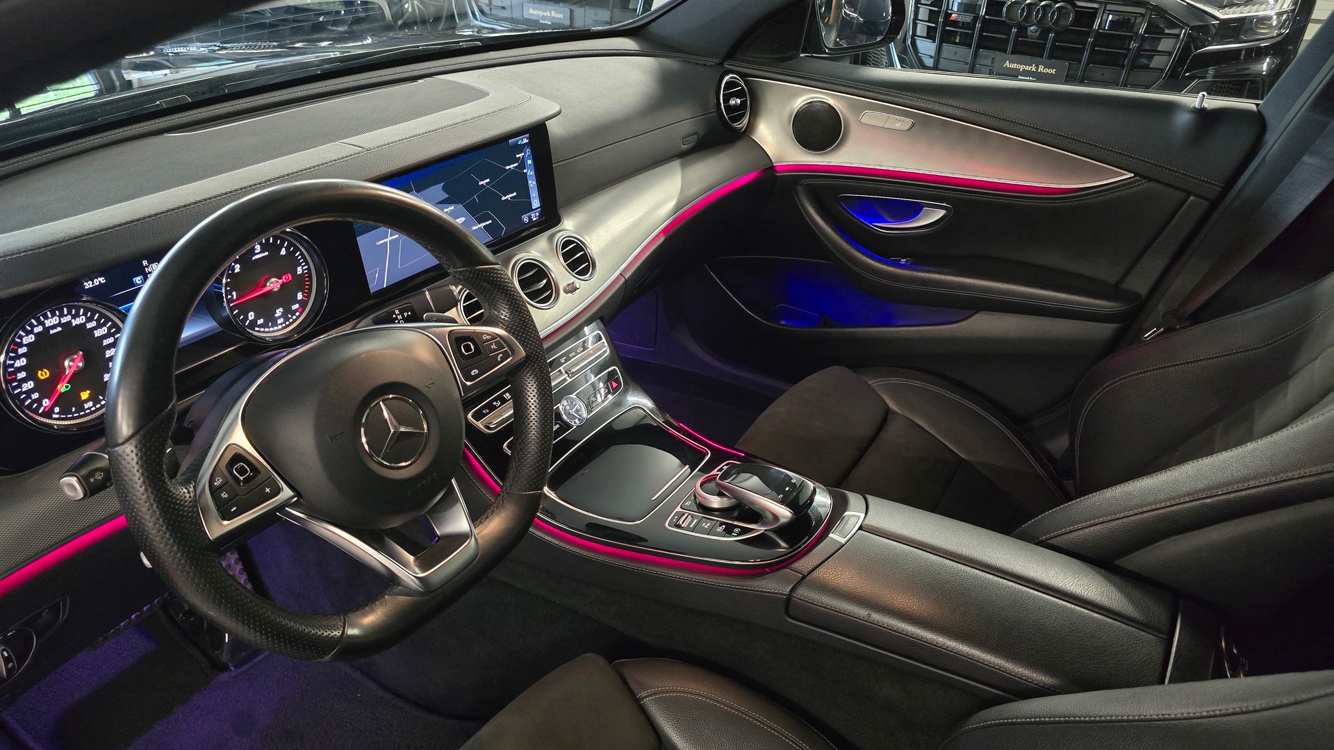 MERCEDES-BENZ E 220 d AMG Line 4Matic 9G-Tronic-image-16