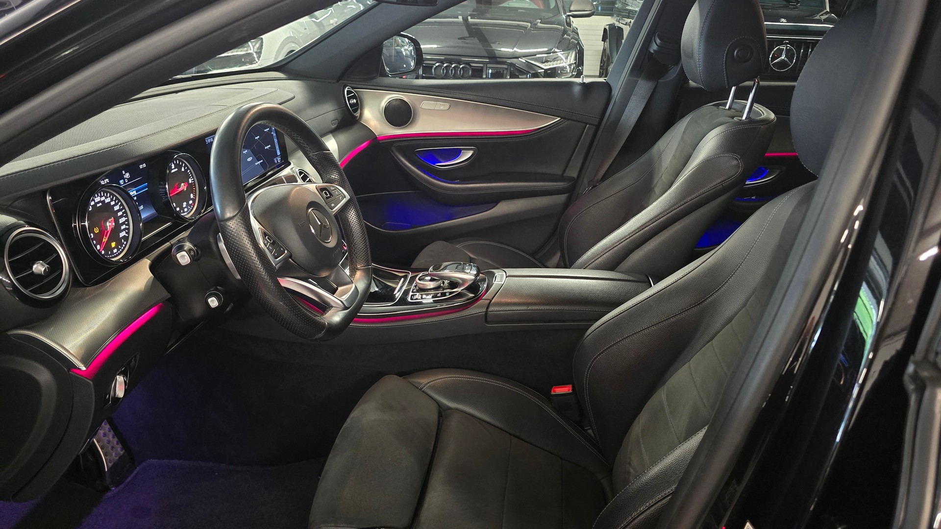 MERCEDES-BENZ E 220 d AMG Line 4Matic 9G-Tronic-image-19