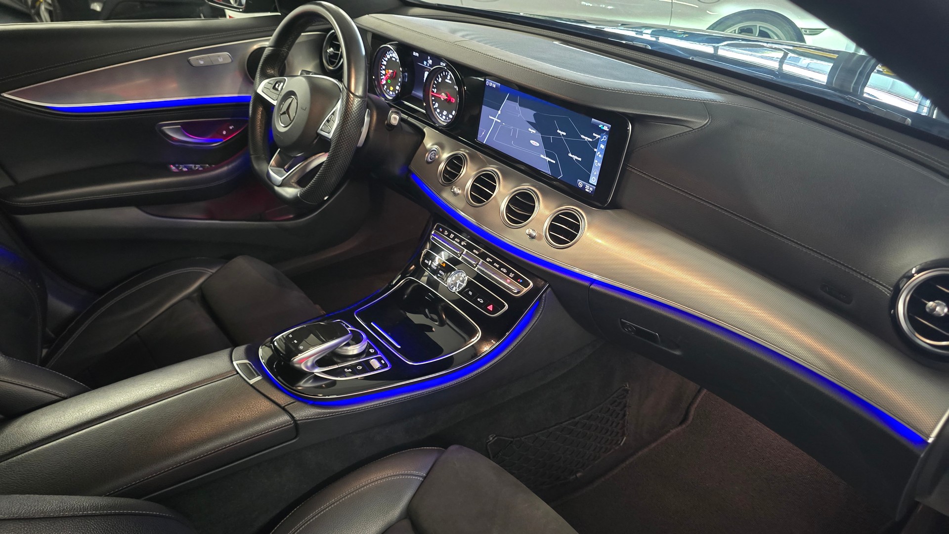 MERCEDES-BENZ E 220 d AMG Line 4Matic 9G-Tronic-image-22
