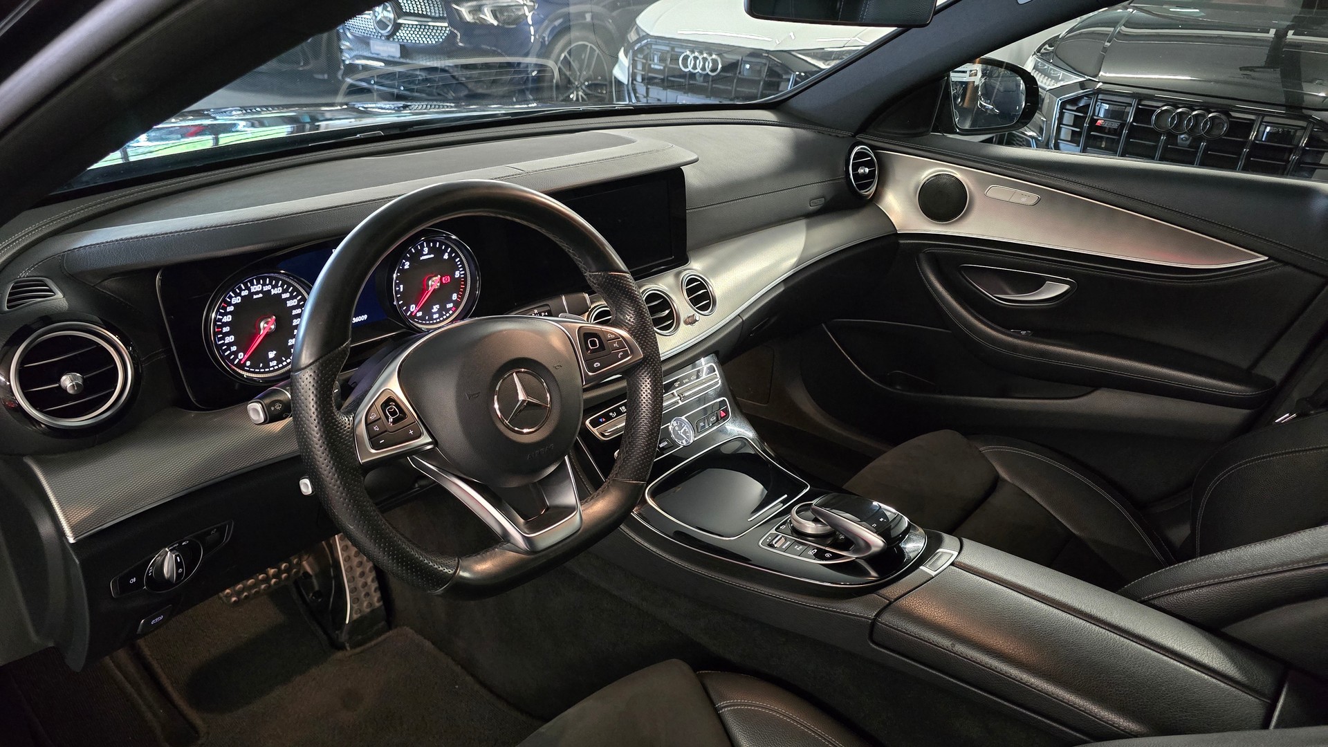 MERCEDES-BENZ E 220 d AMG Line 4Matic 9G-Tronic-image-14