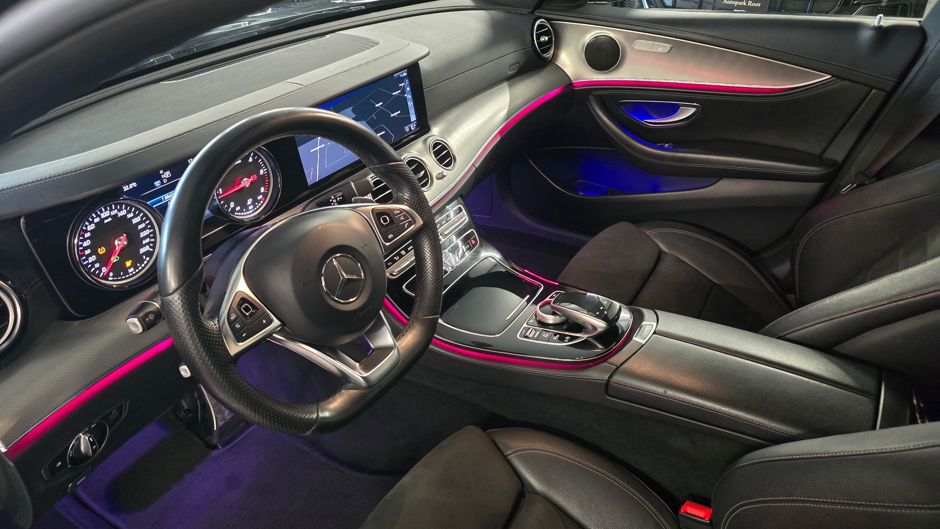 MERCEDES-BENZ E 220 d AMG Line 4Matic 9G-Tronic-image-18