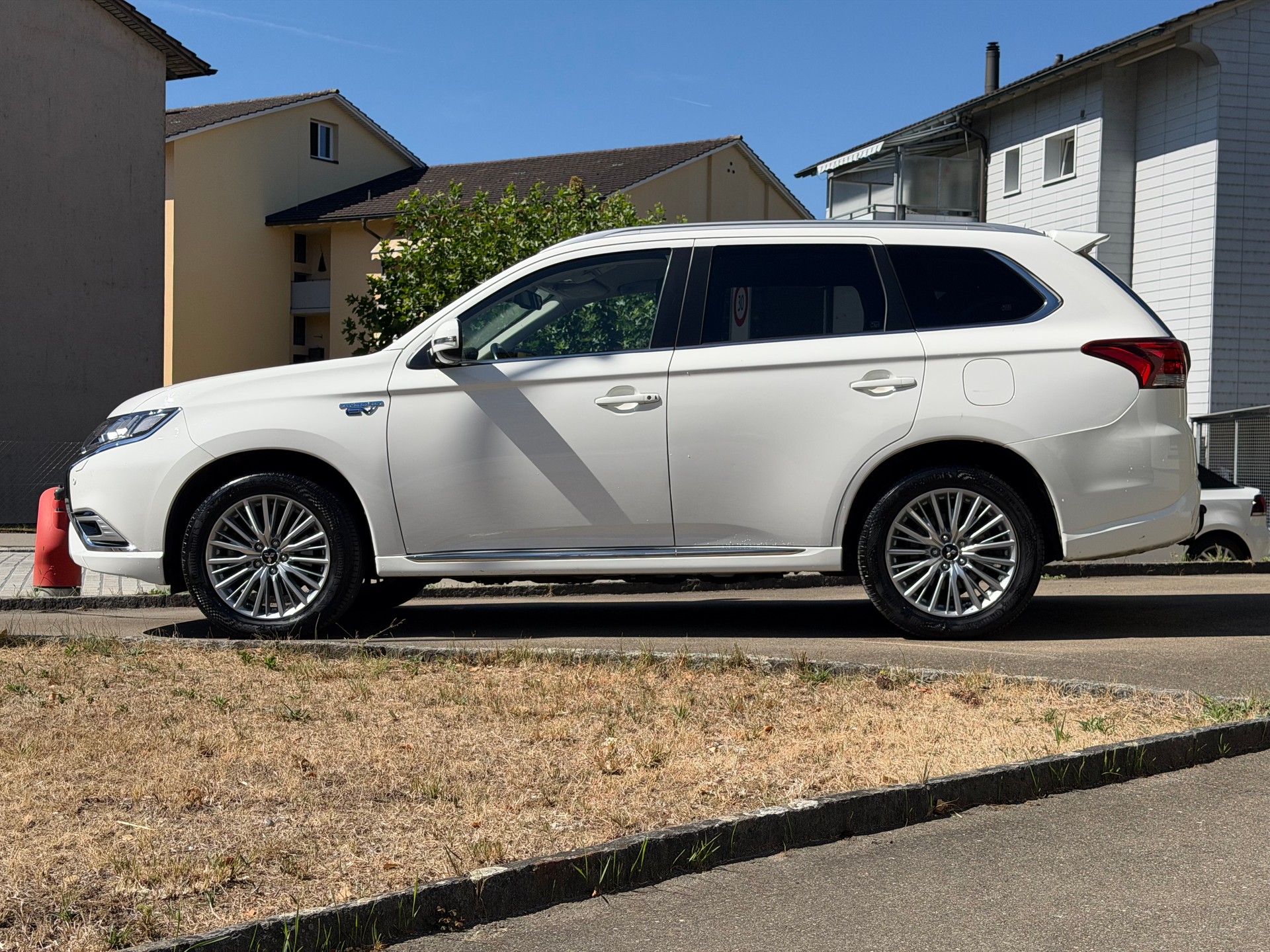 MITSUBISHI Outlander 2.4 PHEV Diamond 4WD Automatic-image-4