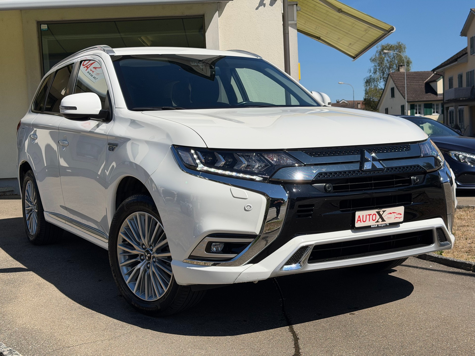 MITSUBISHI Outlander 2.4 PHEV Diamond 4WD Automatic-image-0