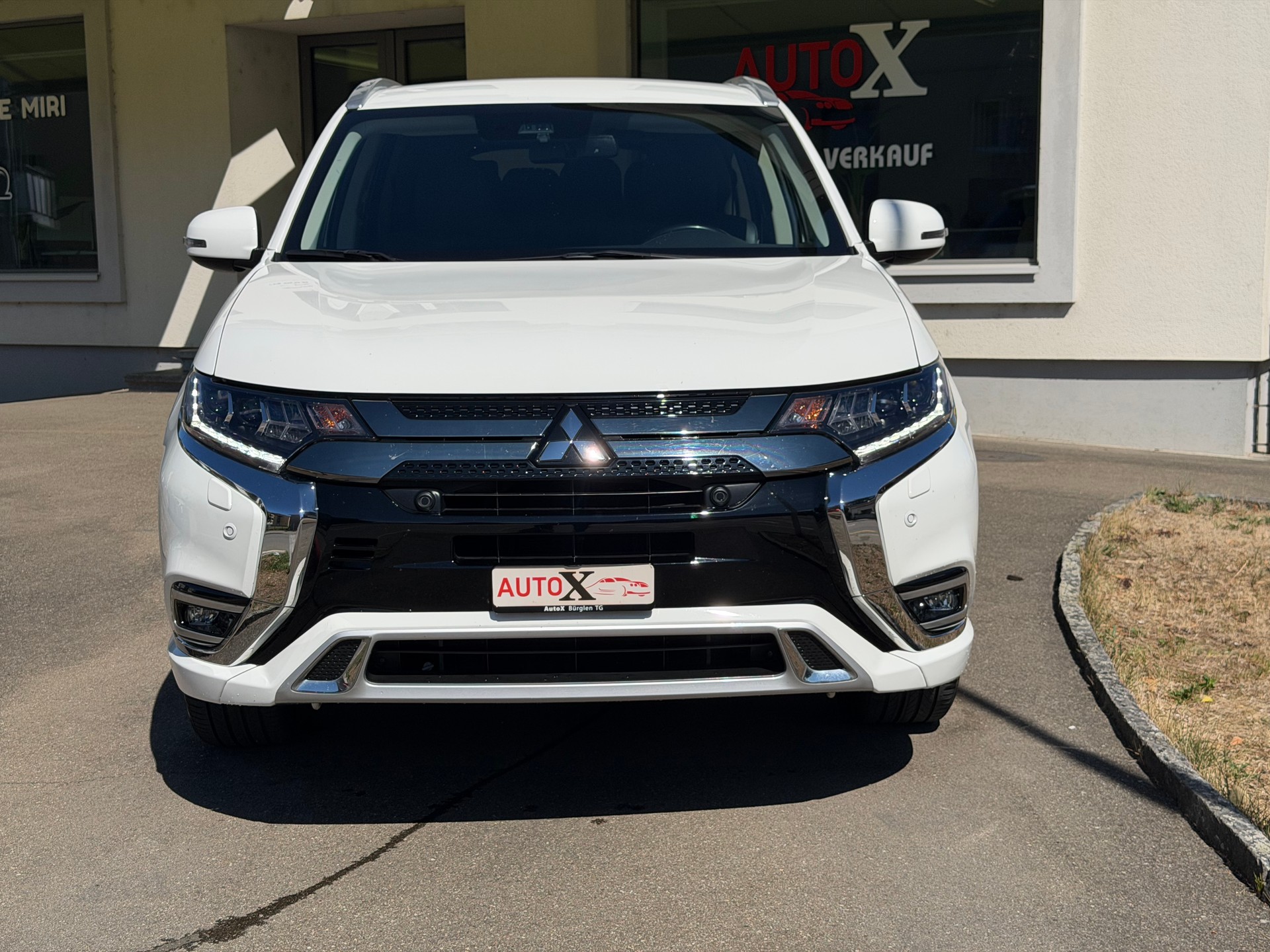MITSUBISHI Outlander 2.4 PHEV Diamond 4WD Automatic-image-3