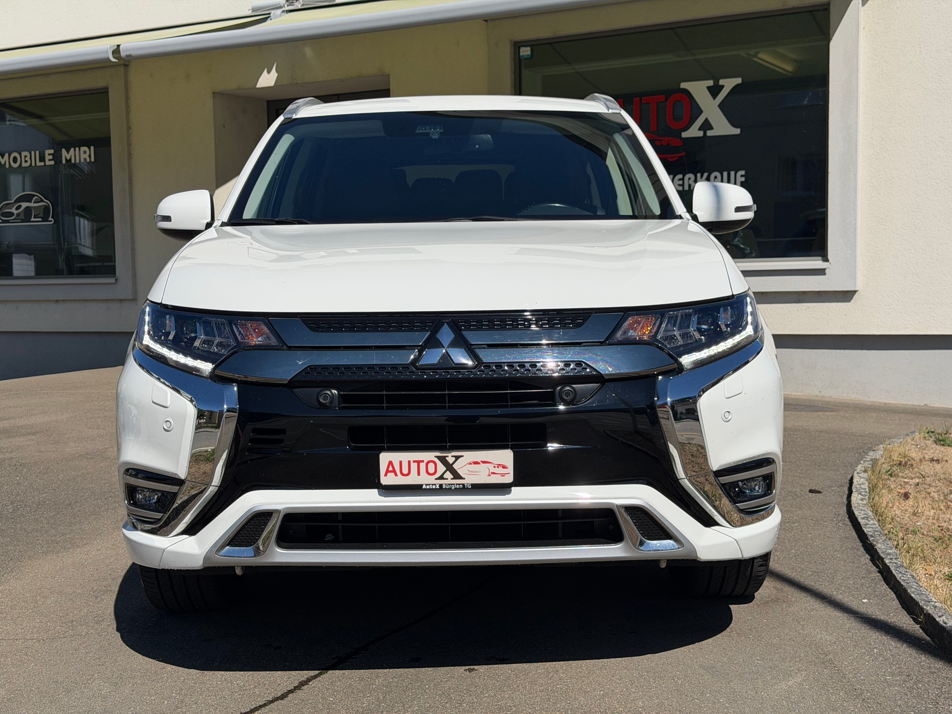 MITSUBISHI Outlander 2.4 PHEV Diamond 4WD Automatic-image-2