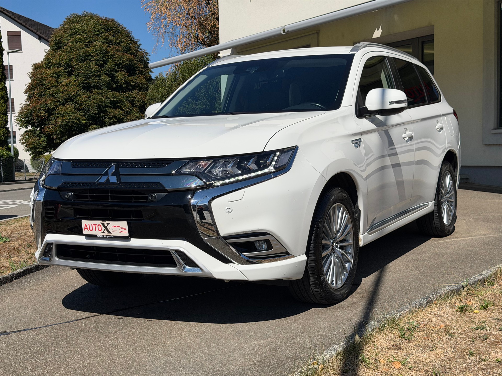 MITSUBISHI Outlander 2.4 PHEV Diamond 4WD Automatic-image-1