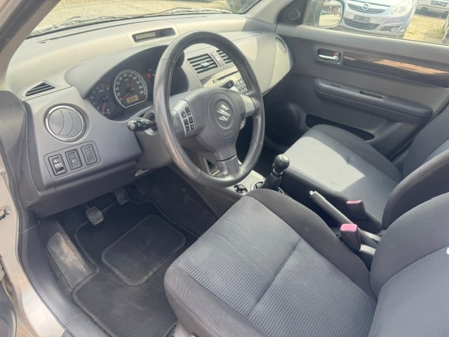 SUZUKI Swift 1.3i 16V GL 4x4-image-4