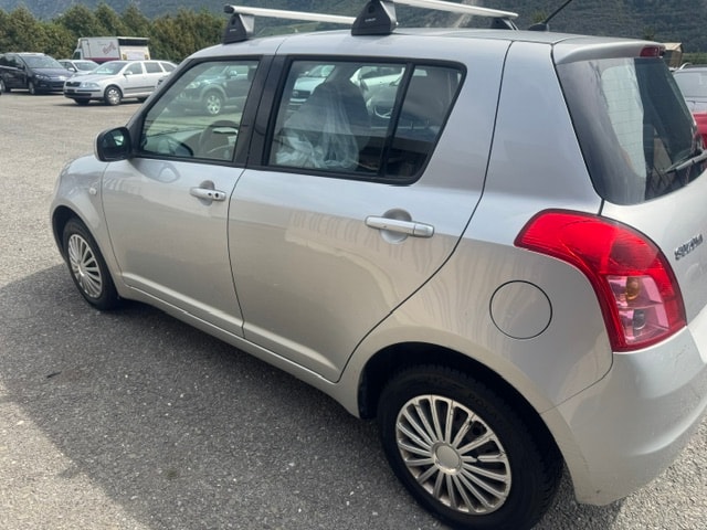 SUZUKI Swift 1.3i 16V GL 4x4-image-6