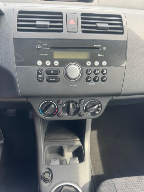 SUZUKI Swift 1.3i 16V GL 4x4-image-2