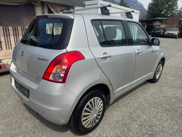 SUZUKI Swift 1.3i 16V GL 4x4-image-9