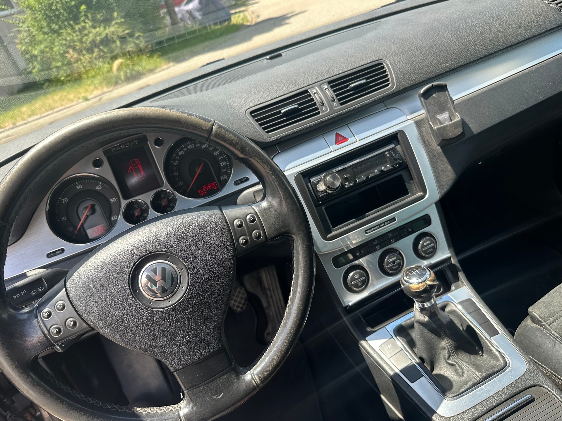 VW Passat 2.0 TDI Trendline 4Motion-image-11