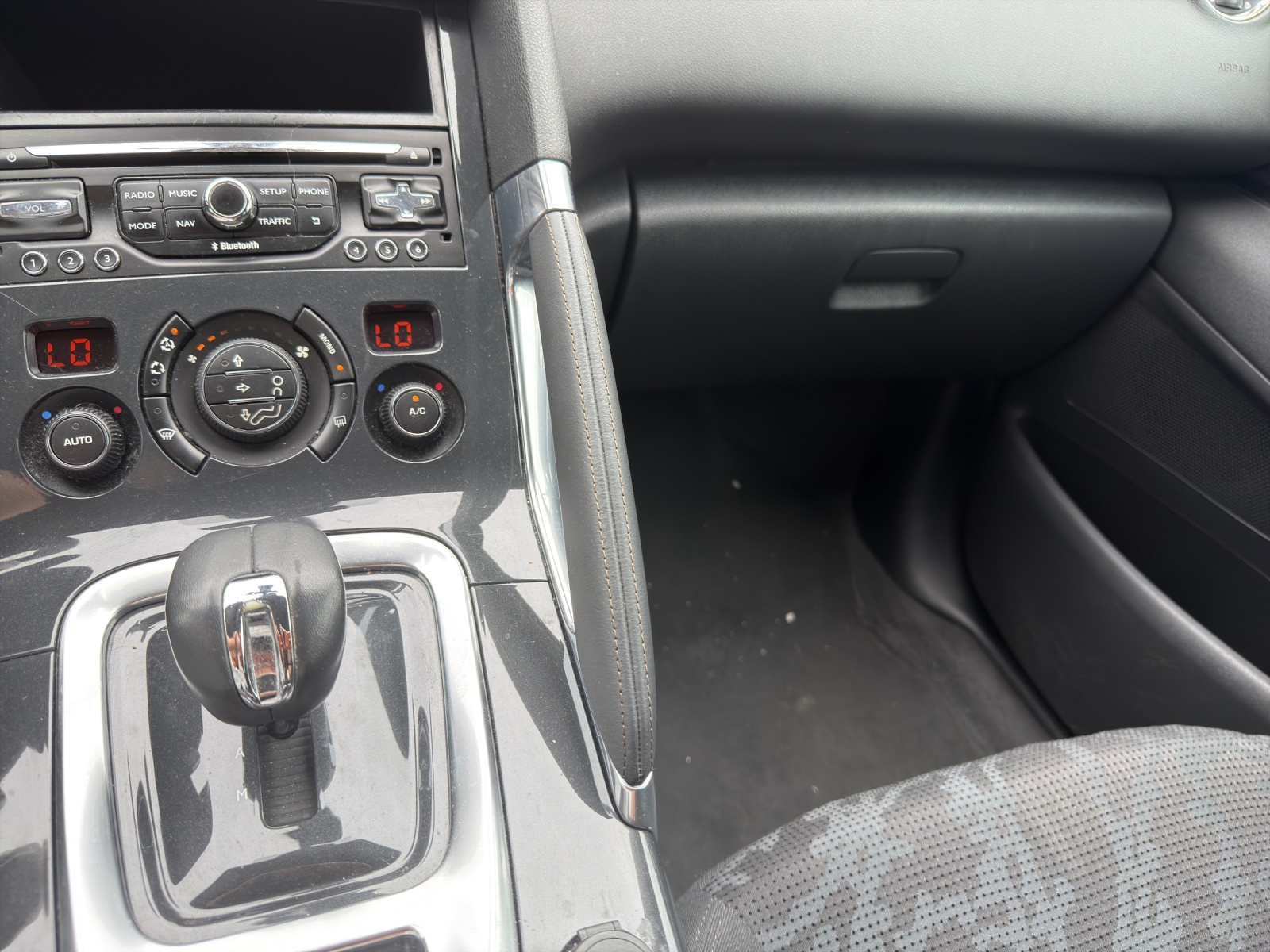 PEUGEOT 3008 HYbrid4 2.0 HDI EGS6-image-8